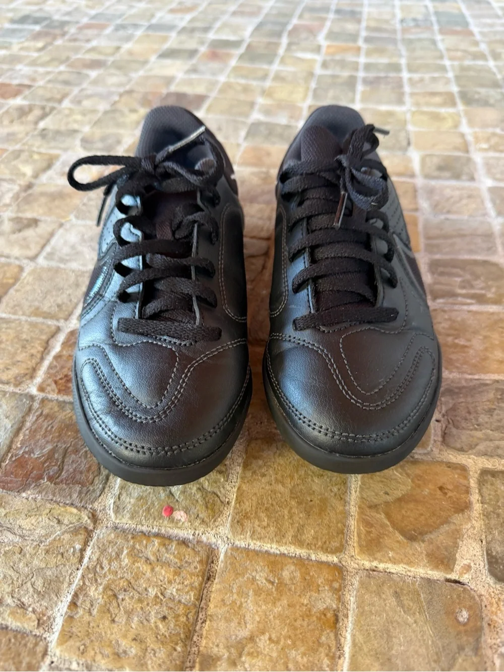 Nike kids Black Low-Top Casual Sneakers Indoor soccer sneakers